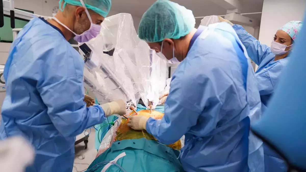 Una operación de prostatectomía radical con el robot quirúrgico Da Vinci en Quirónsalud de Santa Cruz de Tenerife