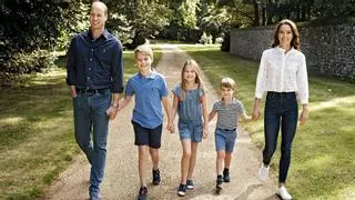 El príncipe Guillermo y Kate difunden su foto familiar navideña