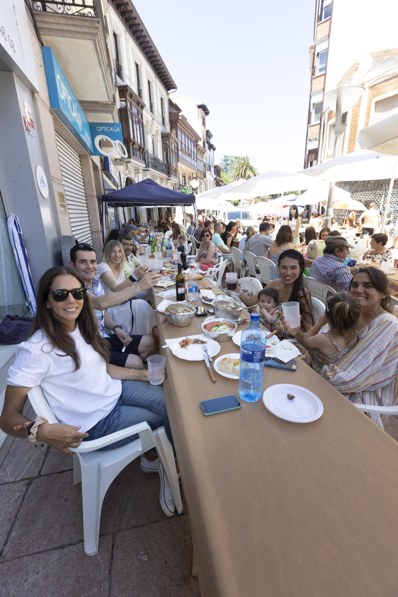 En imágenes: así fue la comida en la calle de Grao