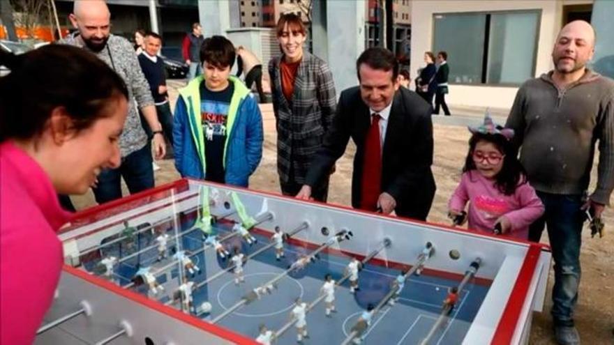 Abel Caballero se marca una pachanga al futbolín con los colores del Celta