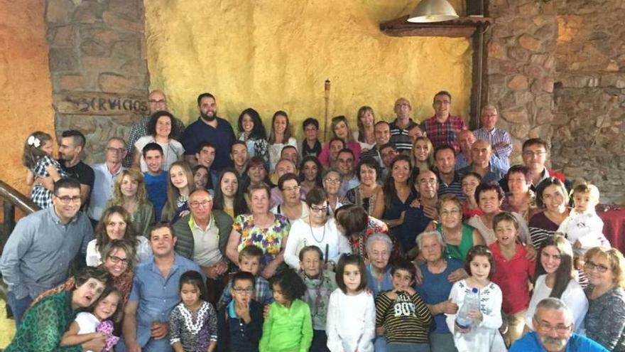 Foto de familia con la abuela de La Torre del Valle, a las puertas de una bodega-restaurante en Pobladura.