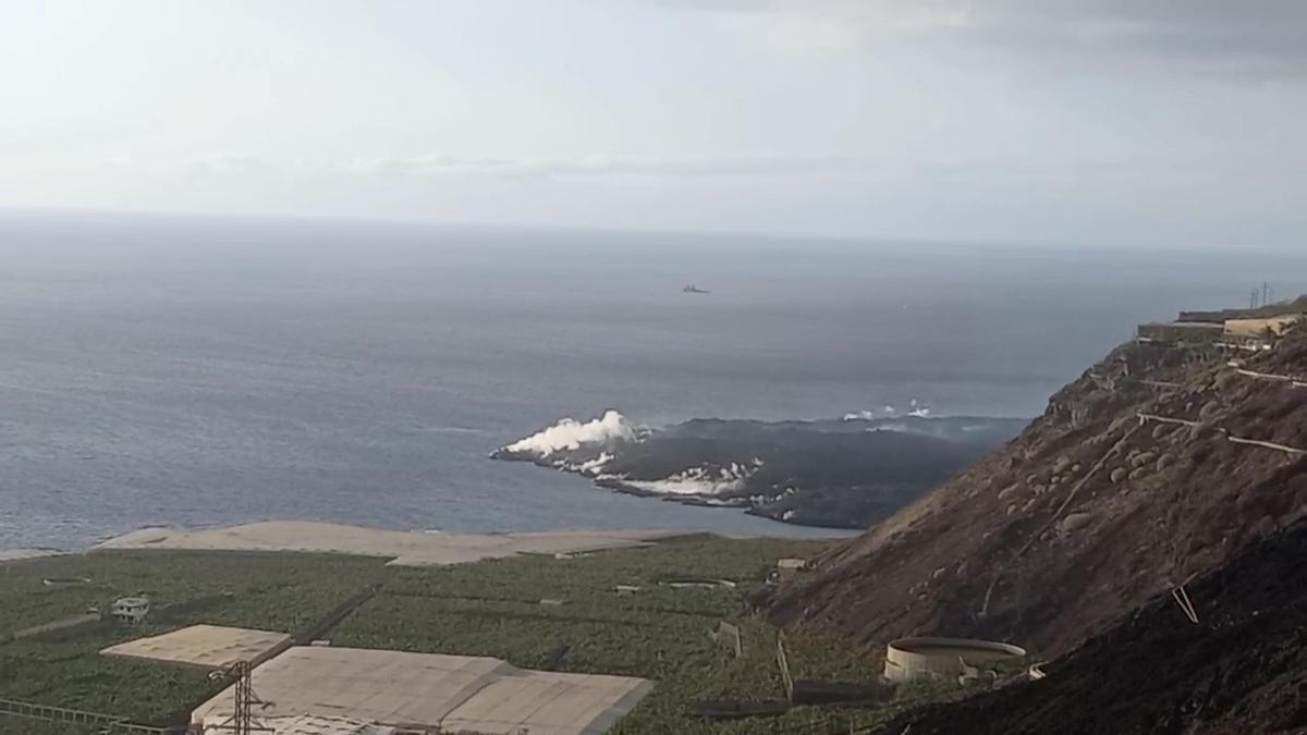 La fajana del volcán de La Palma en la playa de Los Guirres