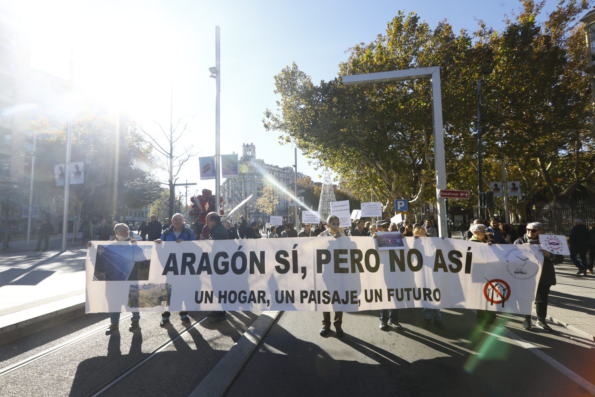 Cientos de personas se concentran contra el cambio climático en Zaragoza