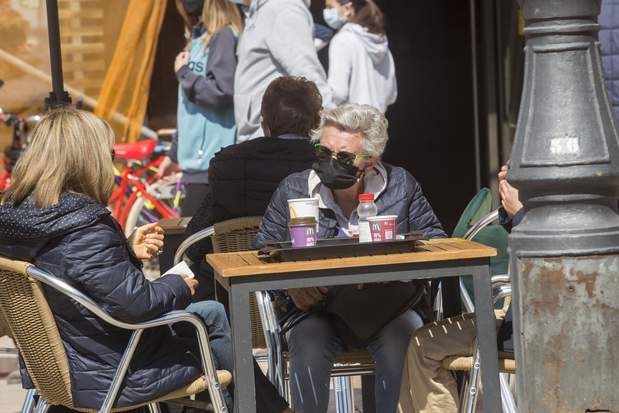 El sol y las buenas temperaturas abarrotan València