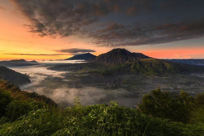 Atardecer visto desde el Monte Batur en Indonesia