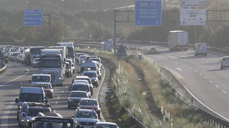 Un accidente con seis vehículos implicados provoca retenciones kilométricas en la "Y" y colapsa la zona oeste de Gijón durante dos horas