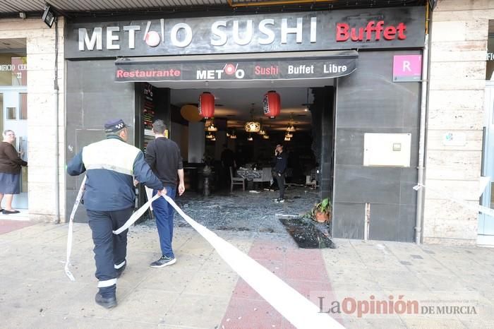 Un coche se estrella contra un restaurante