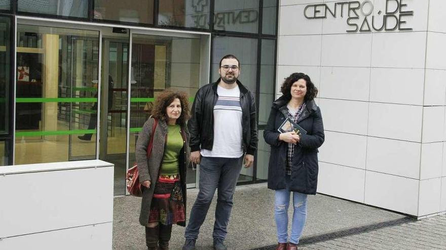 Pilar Blanco (BNG), Aarón Franco (Marea) y Luz Santiago (PSOE), ante el centro de salud. // S.A.