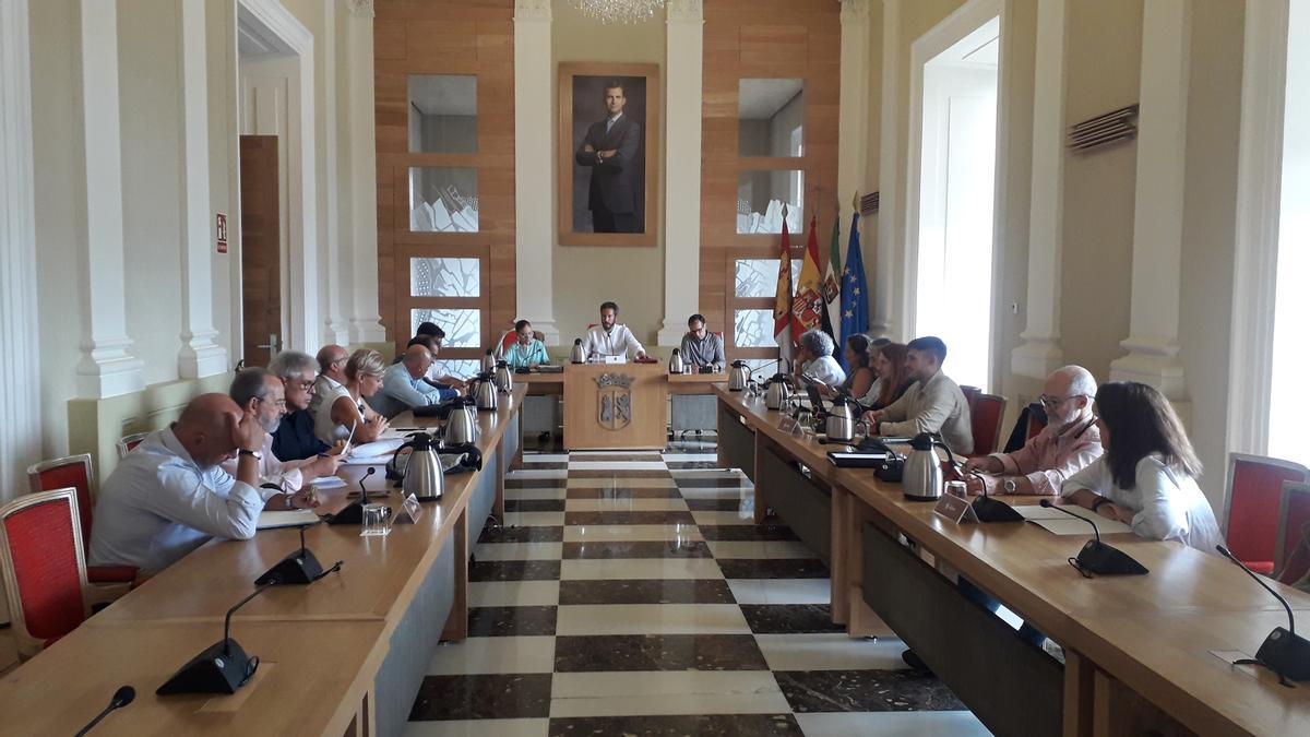 Reunión del consejo rector de Deportes en el salón de plenos del ayuntamiento.