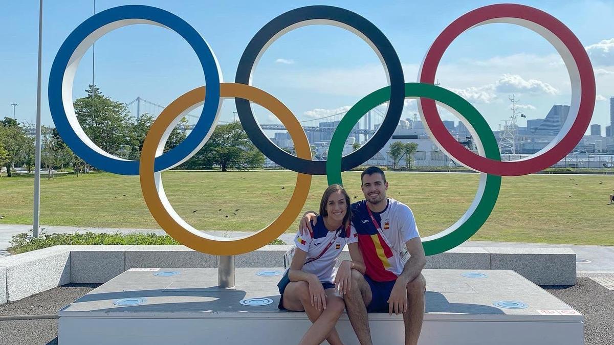 Alberto y Tamara Abalde se fotografían con los aros olímpicos