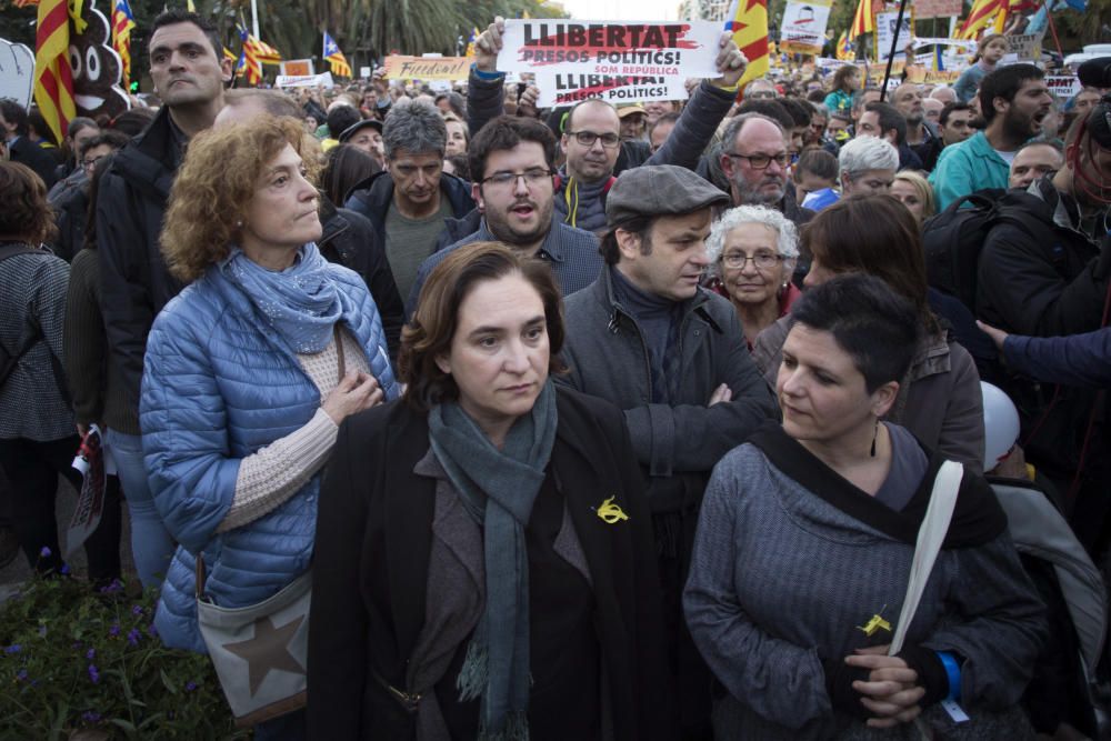 Manifestación en Barcelona para pedir la libertad de los exconsejeros encarcelados y de ''los Jordis''