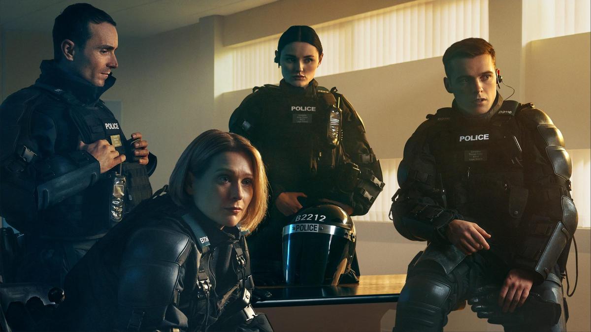 Martin McCann (Stevie), Siân Brooke (Grace), Katherine Devlin (Annie) y Nathan Braniff (Tommy) en una imagen promocional de la nueva temporada de 'Blue lights'