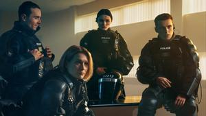 Martin McCann (Stevie), Siân Brooke (Grace), Katherine Devlin (Annie) y Nathan Braniff (Tommy) en una imagen promocional de la nueva temporada de Blue lights