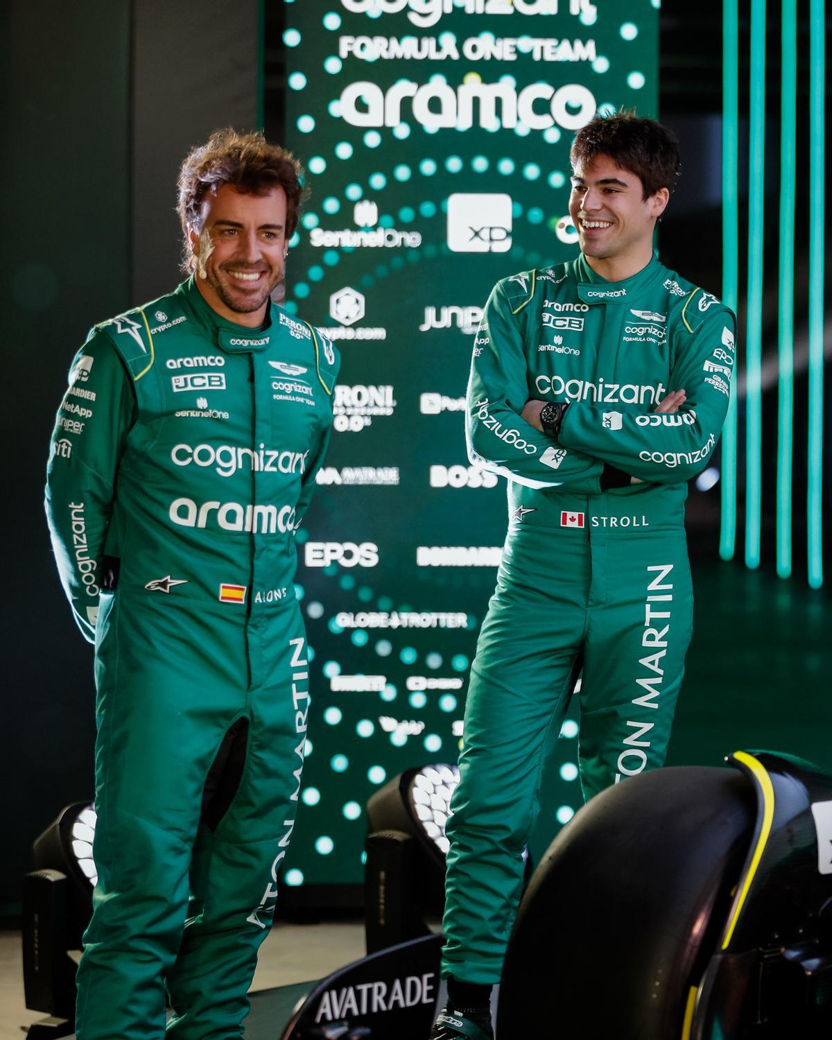 Fernando Alonso y Lance Stroll se enfundaron el nuevo mono de Aston Martin en la presentación del AMR23