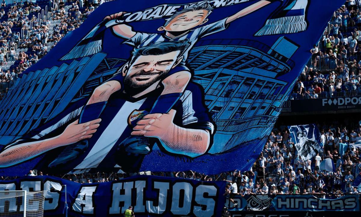 Espectacular pancarta para despedir la temporada en La Rosaleda. | GREGORIO MARRERO