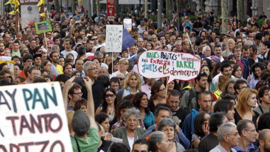 Miles de &quot;indignados&quot; durante una concentración de octubre del año pasado en Barcelona.