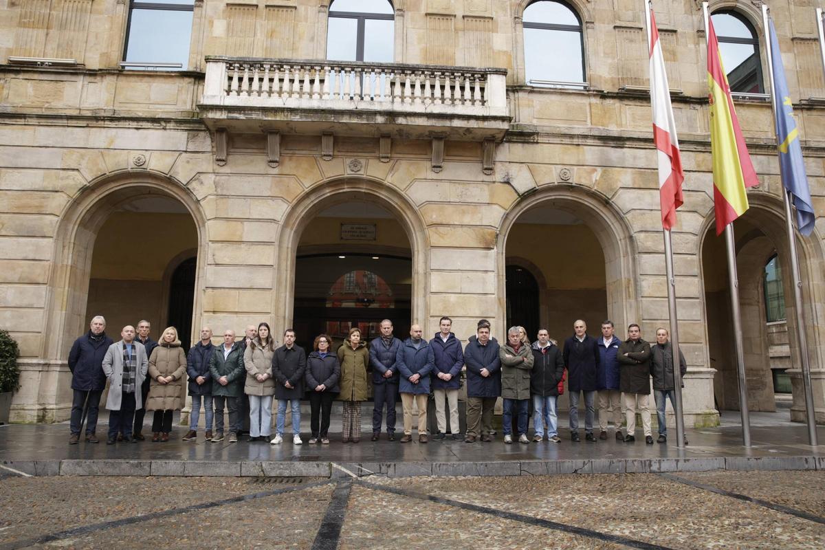 Participantes en el minuto de silencio a las puertas del Ayuntamiento de Gijón.