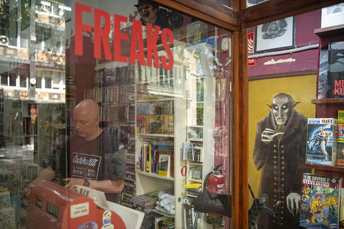 El propietario de la tienda Freaks, del Triángulo Friqui, en el mostrador. Barcelona, 30 de junio de 2026. Foto: Belén González / EP