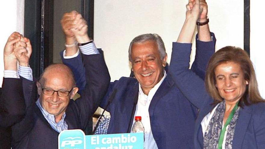 Arenas, anoche, celebrando su victoria, flanqueado por los ministros Cristóbal Montoro y Fátima Báñez.