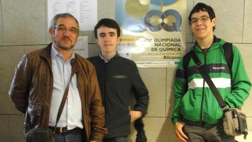 EL EQUIPO ASTUR. Darío de la Fuente, a la derecha, junto a David Prieto y el profesor José Luis Rodríguez Blanco.