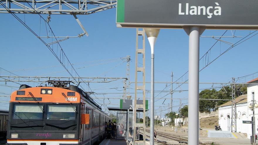 Un tren aturat a l&#039;estació de Llançà, foto d&#039;arxiu