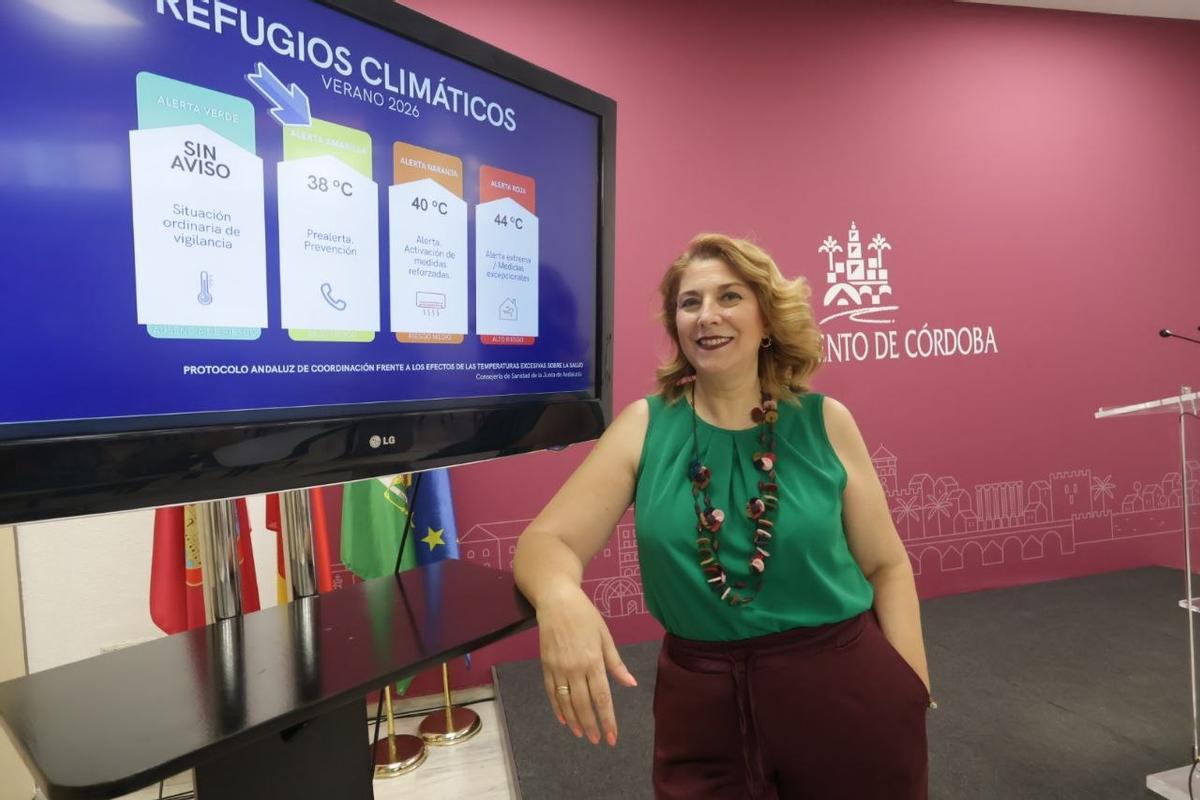 La delegada de Mayores, Eva Contador, junto a las alertas por calor que activarán la apertura de los refugios climáticos.
