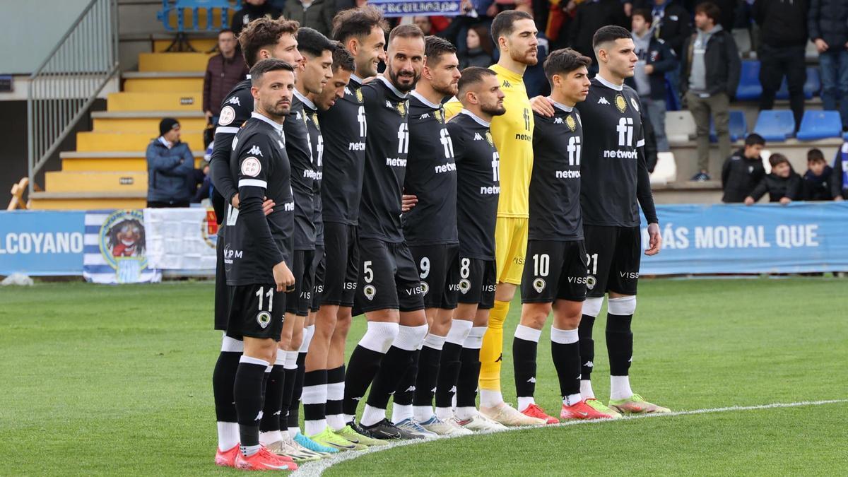 Los once elegidos por Torrecilla, durante el minuto de silencio en el derbi de El Collao.