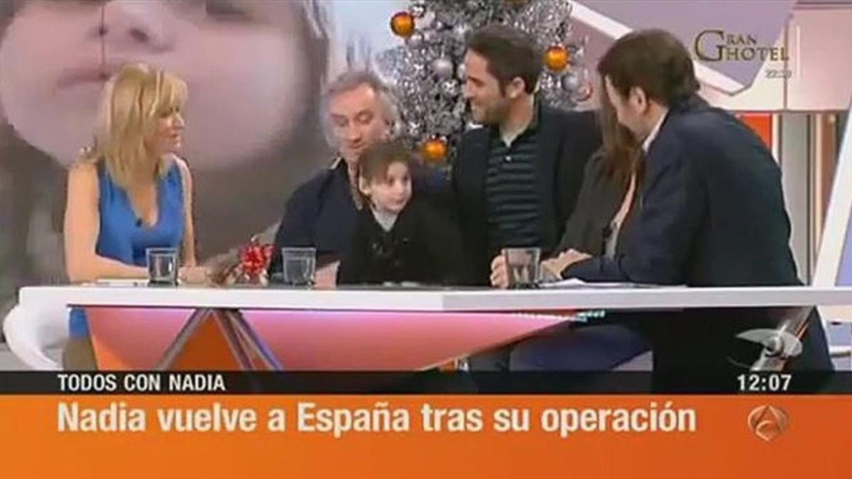 Nadia Nerea y sus padres, en una de sus apariciones en 'Espejo público' de Antena 3 TV.