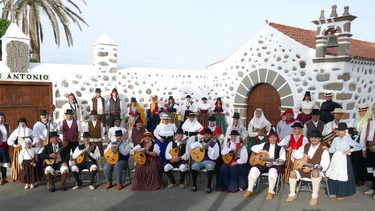 La asociación cultural Entre Amigos delante de la ermita de San Antonio, en Telde.