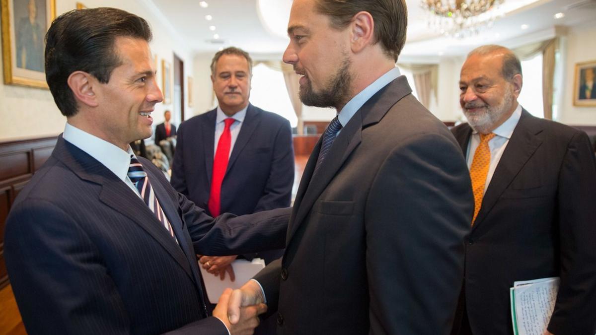 Leonardo DiCaprio saluda al presidente de México, Enrique Peña Nieto, ante la mirada de Carlos Slim.