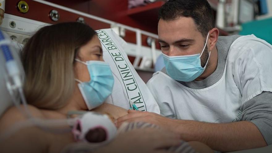 La pareja murciana, con el recién nacido.