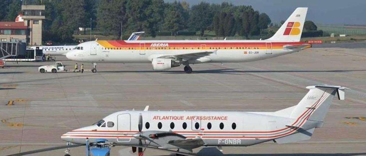 Un Airbus 321 de Iberia estacionado en Peinador hace más de cuatro años. // Álvaro Fernández