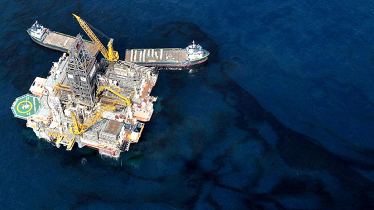 El vessament de cru de la plataforma enfonsada de BP al golf de Mèxic es continua expandint a prop de les costes de Louisiana.