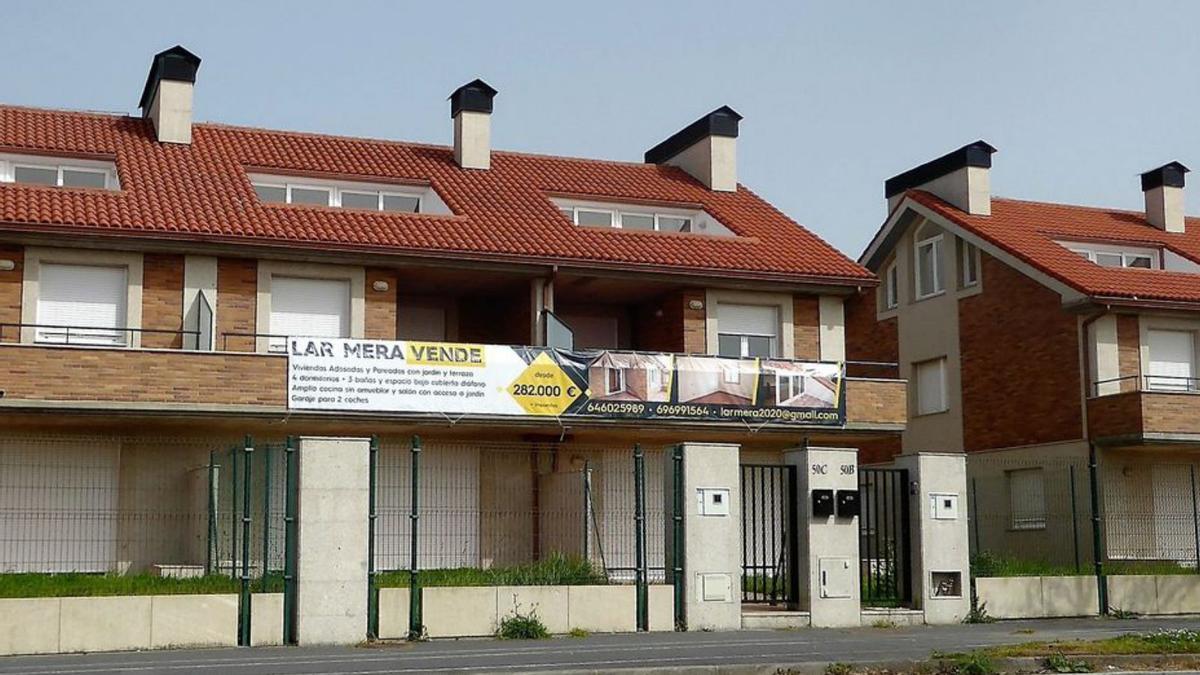 Chalés en venta en Cabreira, cerca del núcleo de Mera.   | // I.R.