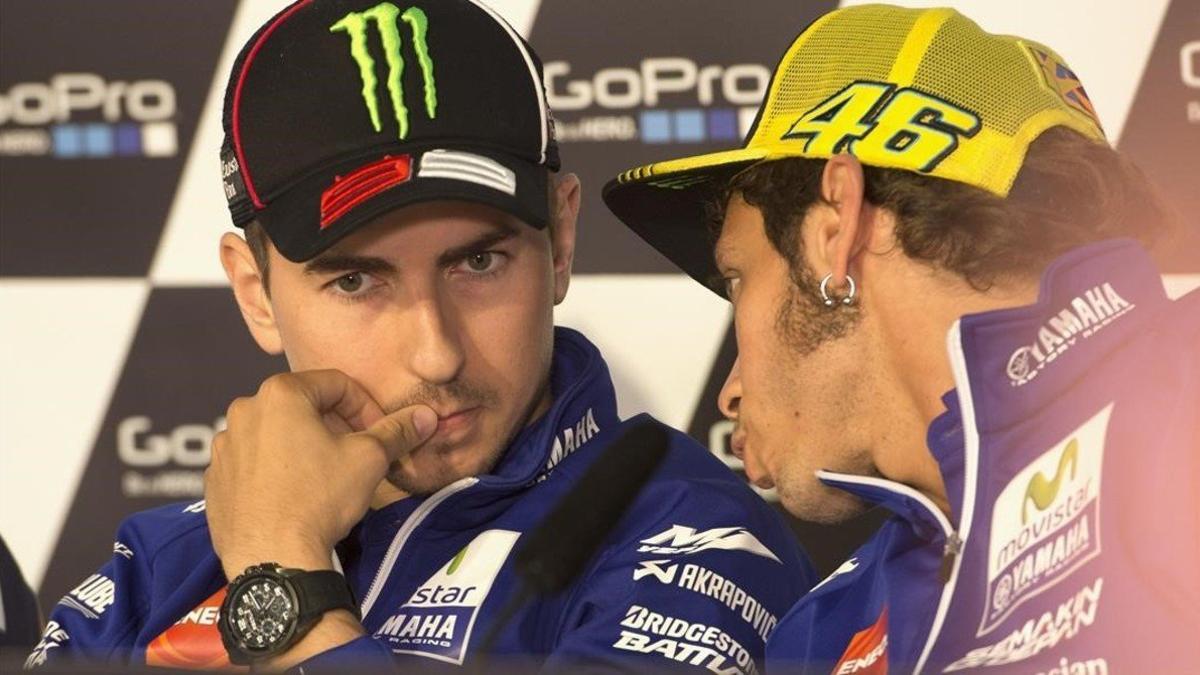 Jorge Lorenzo conversa con Valentino Rossi.