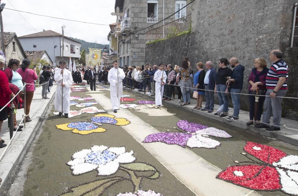 Las flores coronan el Corpus de Ponteareas.