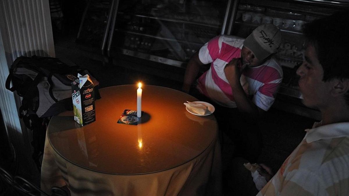 Hombres sentados en una panadería en San Cristóbal, a 600 kilómetros al oeste de Caracas, el 25 de abril.