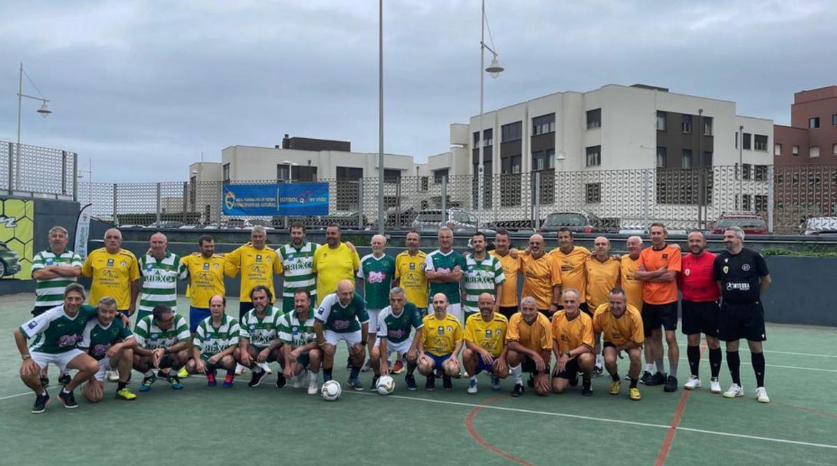 Algunos equipos participantes posan después de jugar.