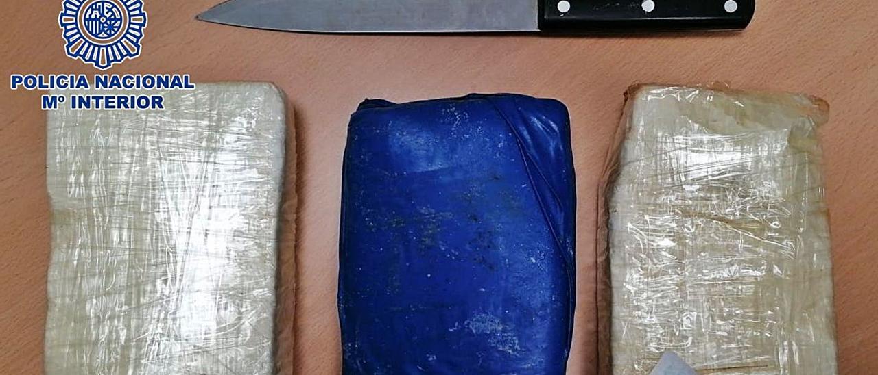 Droga y cuchillo incautados durante la operación policial. | | LP/DLP