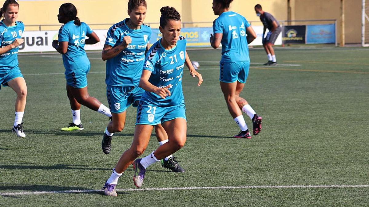 Silvia Doblado y Sandra Hernández, ayer en la primera sesión del conjunto sureño.