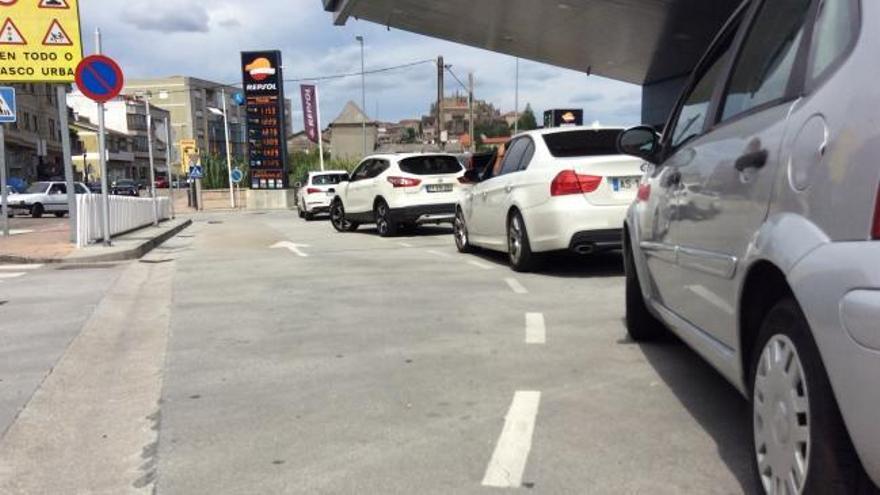 Largas colas en esta gasolinera de Tui por la huelga de Portugal