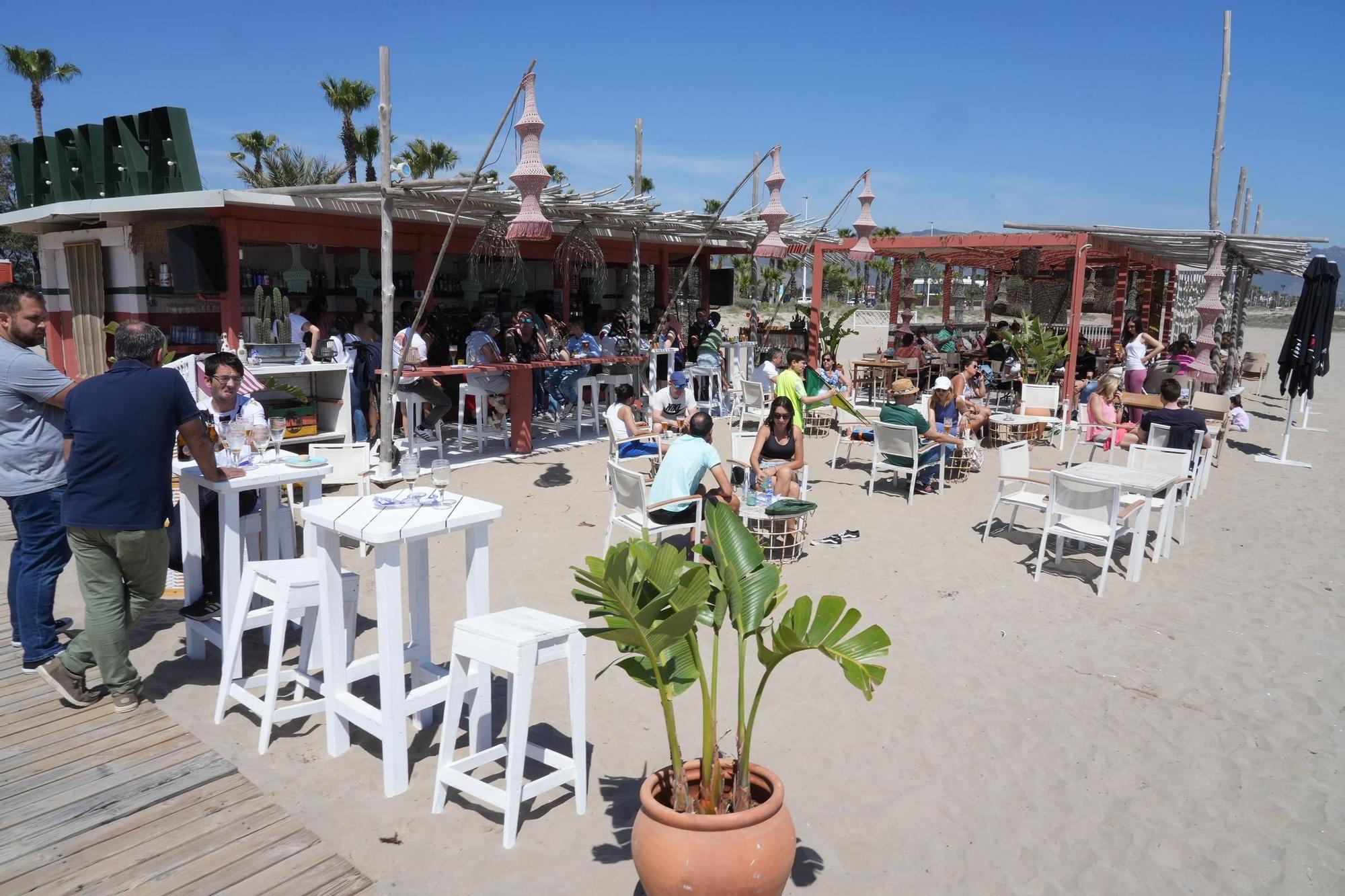 Galería de imágenes: Los castellonenses disfrutan de la playa en abril