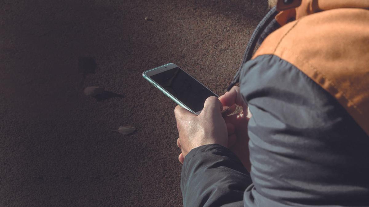 Un joven con su teléfono móvil.