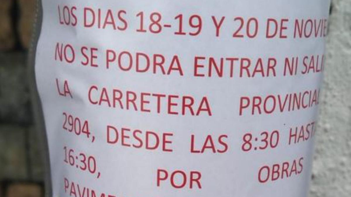 Carteles pegados en la zona.