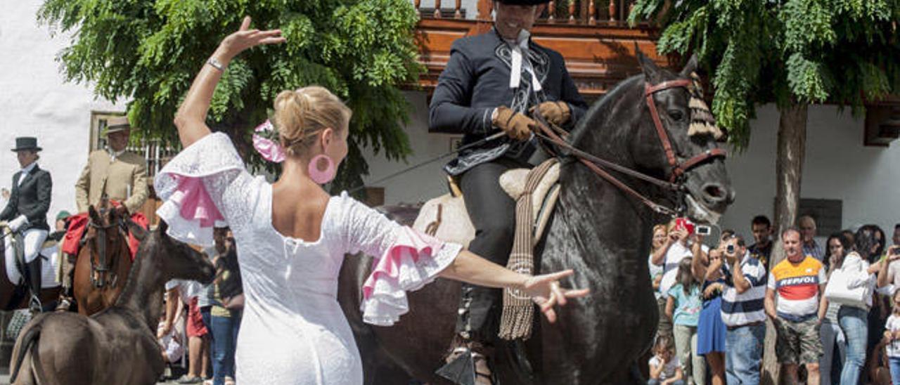 Arriba, una de las calesas a su paso por la Plaza del Pino. Debajo, Aridane Alonso a lomos del caballo &#039;Catador&#039; baila la sevillana rociera &#039;Tiempo detente&#039; junto a Natalia Santana.