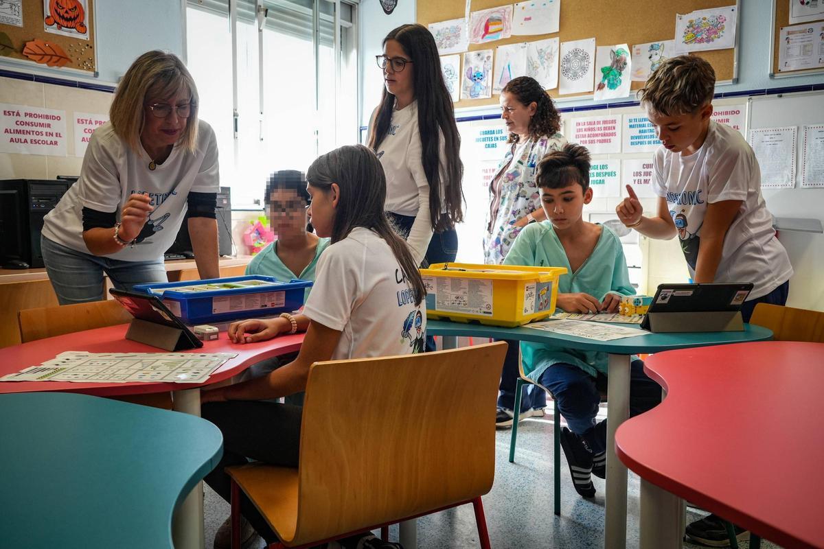 Alumnos y docentes del colegio Lope de Vega con los menores hospitalizados del Materno Infantil.