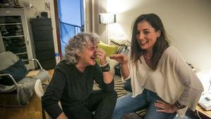 Mayte Martín y Laura Gallego, en el salón de casa de la cantante.