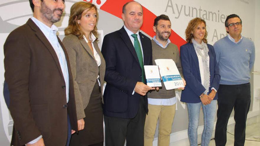 Miembros de la corporación municipal, con Manuel Barón al frente, en la presentación de los presupuestos.