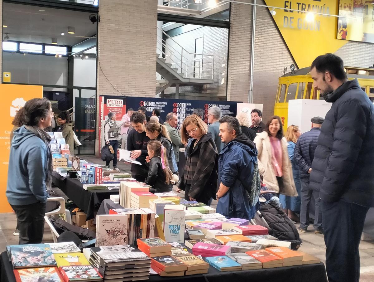 Ambiente de este sábado en la Feria de la Edición Asturiana (La FEA) en el Museo del Ferrocarril de Gijón.
