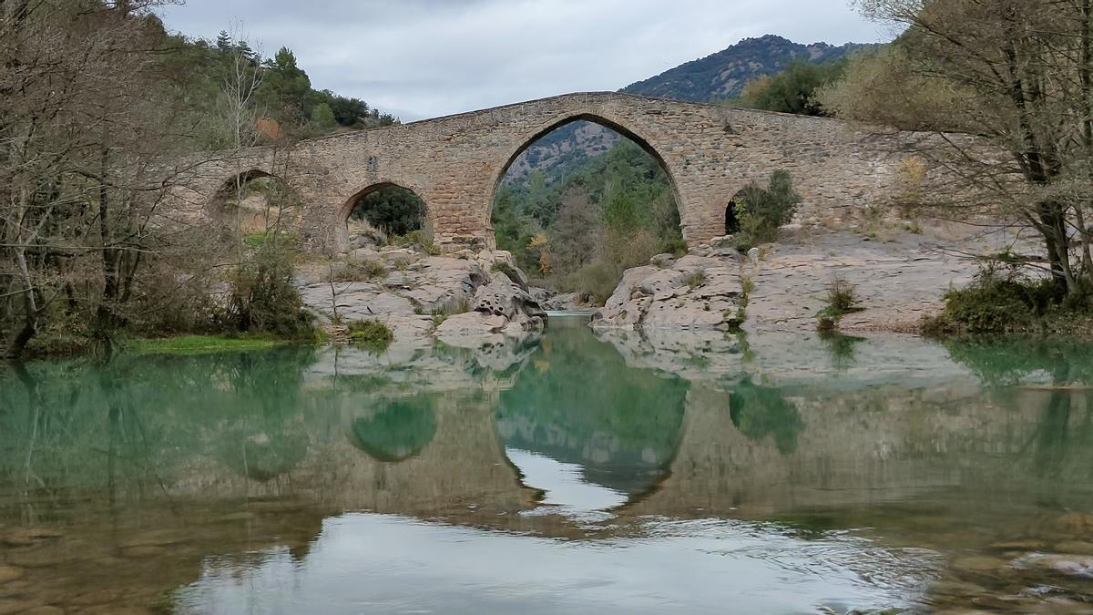 Poca aigua passa pel pont de Pedret.